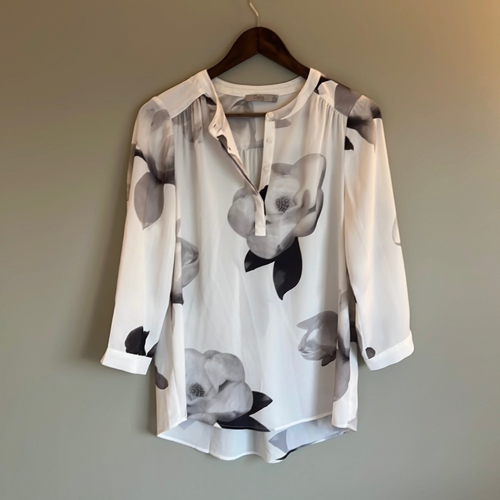 Beautiful lightweight floral blouse - perfect condition